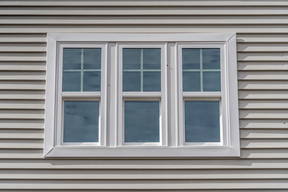 Triple,hung,window,with,fixed,top,sash,and,bottom,sash